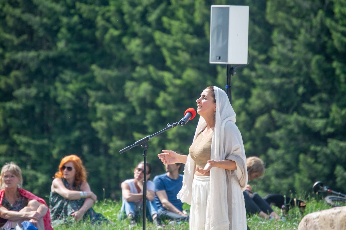 Maria Kaplan singing at the Friedensmal
