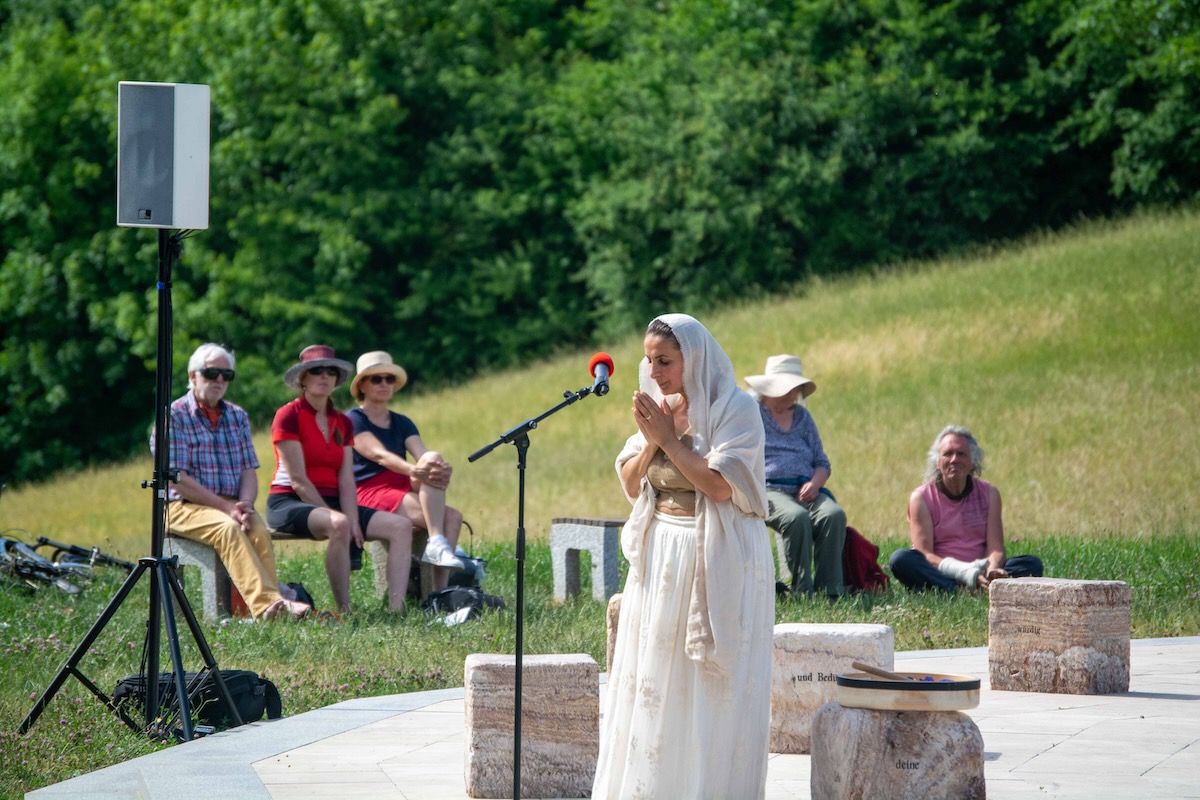 Maria Kaplan singing at the Friedensmal 3