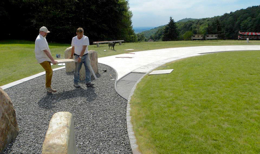 The quartz slates are put into the ring