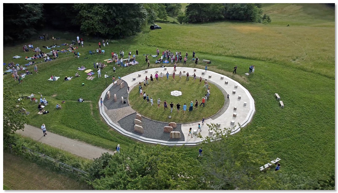 Gemeinschaft am Friedensmal