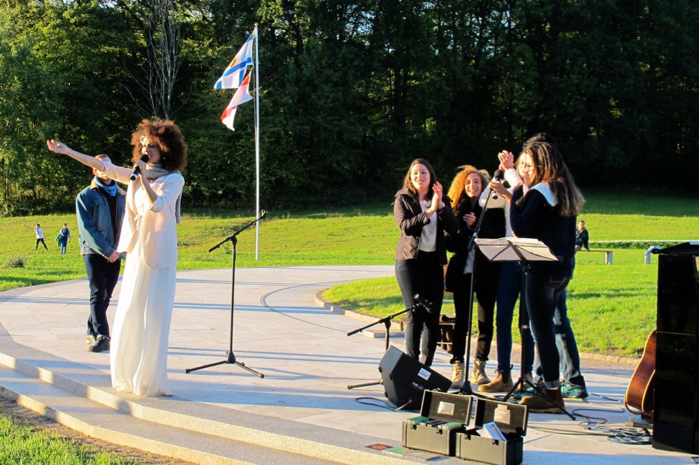 Dganit Daddo is singing in the Jerusalem Peace Mark